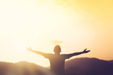 Adam yükselişi el kadar dağ ve günbatımı gökyüzü arka plan üzerine kopya alanı.