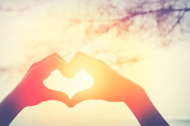 Eller şekil doğa bokeh güneş ışık parlama üzerinde kalp ve yaprak arka plan bulanıklık.