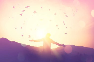 Adam yükselişi el kadar dağ ve günbatımı gökyüzü arka plan üzerine kopya alanı.