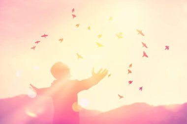 Adam yükselişi el kadar dağ ve günbatımı gökyüzü arka plan üzerine kopya alanı.