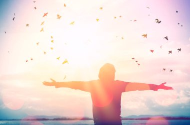 Alan adam yükselişi el üzerinde plaj ve Adası arka plan günbatımı gökyüzüne kopyalayın.