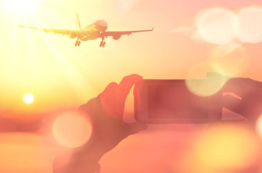 Kadın el almak günbatımı plaj çift pozlama renkli bokeh ışık arka plan üzerinde uçan uçak. 
