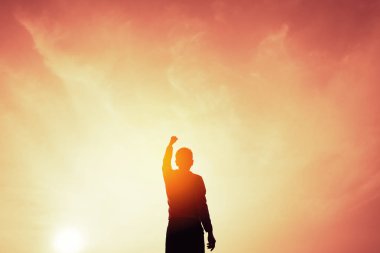 Alan adam yükselişi el günbatımı gökyüzü ve bulut arka plan üzerinde kopyalama.