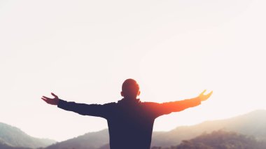 Adam yükselişi el kadar dağ ve günbatımı gökyüzü arka plan üzerine kopya alanı.