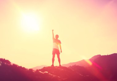 Adam yükselişi el kadar dağ ve günbatımı gökyüzü arka plan üzerine kopya alanı.