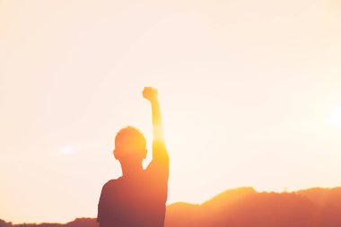 Adam yükselişi el kadar dağ ve günbatımı gökyüzü arka plan üzerine kopya alanı.