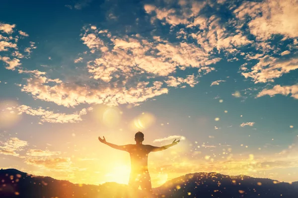 Espaço Cópia Homem Subir Mão Topo Montanha Pôr Sol Céu — Fotografia de Stock