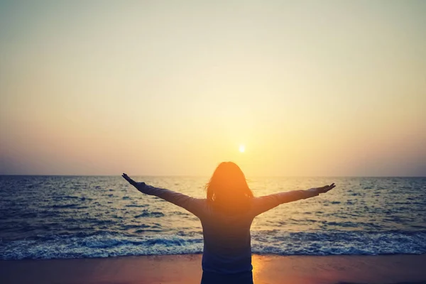 Copiar Espacio Mujer Levantan Mano Cielo Puesta Del Sol Playa — Foto de Stock