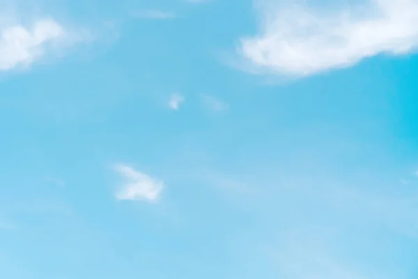 Cielo azul y fondo de nubes blancas. — Foto de Stock