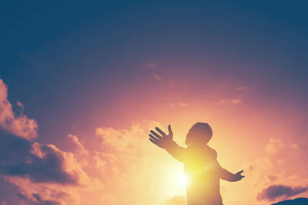 Espaço cópia do homem subir mão no topo da montanha e pôr do sol céu fundo abstrato . — Fotografia de Stock