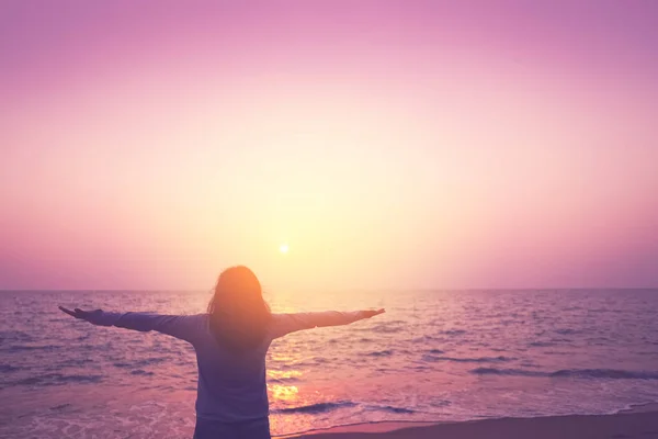 Kopie Raum der Frau steigen Hand nach oben auf Sonnenuntergang Himmel am Strand und Insel Hintergrund. — Stockfoto