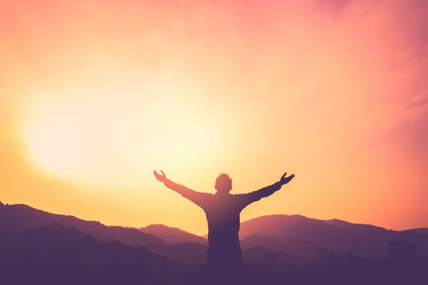 Copiar el espacio del hombre levantarse mano en la cima de la montaña y la puesta del sol cielo fondo abstracto . — Foto de Stock