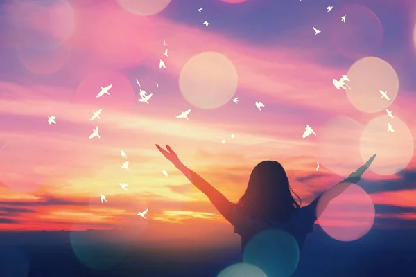 Dağ ve günbatımı gökyüzü arka plan üzerine kadar kadın yükselişi el kopya alanı.