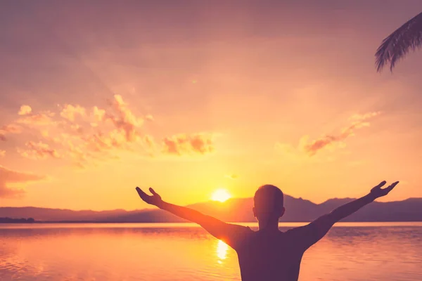 Copiar el espacio del hombre levantar la mano en el cielo puesta del sol en la playa y la isla con palmera fondo abstracto . — Foto de Stock