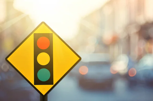 Señal de advertencia de semáforo en la carretera de tráfico borroso con colorido fondo abstracto de luz bokeh . — Foto de Stock