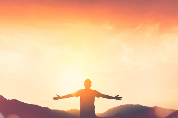 A férfi nő kezét fel-hegy és napnyugtakor ég absztrakt háttér másol hely. — Stock Fotó