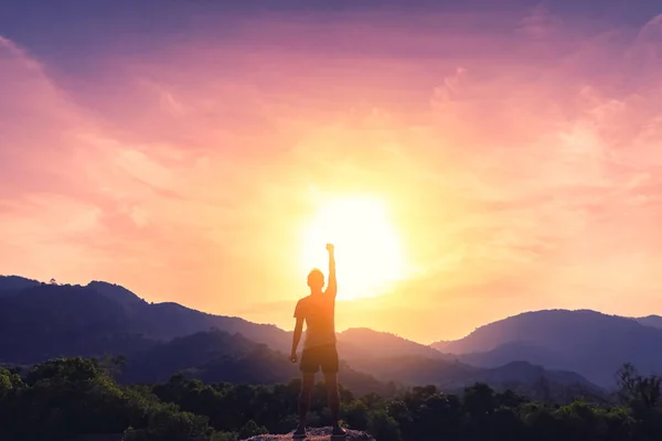 Copiar el espacio del hombre levantarse mano en la cima de la montaña y la puesta del sol cielo fondo abstracto . —  Fotos de Stock