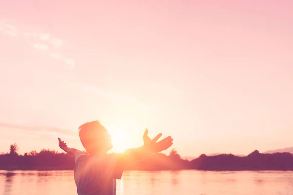 Copiar el espacio del hombre levantar la mano en el cielo puesta del sol en el fondo abstracto del río . — Foto de Stock