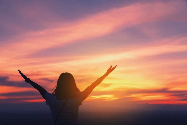 女性の上昇手を山と夕焼け空の抽象的な背景の上に空間をコピーします。. — ストック写真