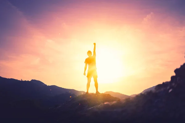 Copiar el espacio del hombre levantarse mano en la cima de la montaña y la puesta del sol cielo fondo abstracto . — Foto de Stock