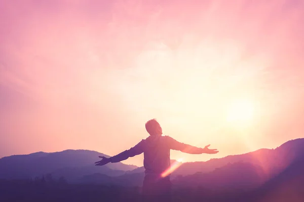 Copiar el espacio del hombre levantarse mano en la cima de la montaña y la puesta del sol cielo fondo abstracto . — Foto de Stock