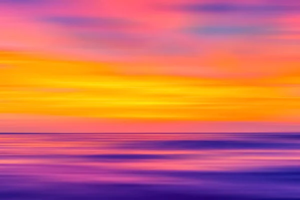 Motion flou plage coucher de soleil tropical avec bokeh soleil vague lumière fond abstrait . — Photo