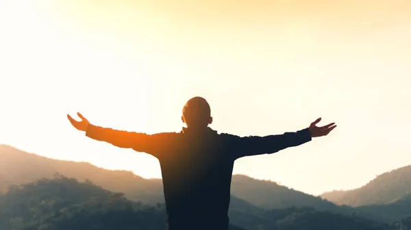 Copiar el espacio del hombre levantarse mano en la cima de la montaña y la puesta del sol cielo fondo abstracto . — Foto de Stock