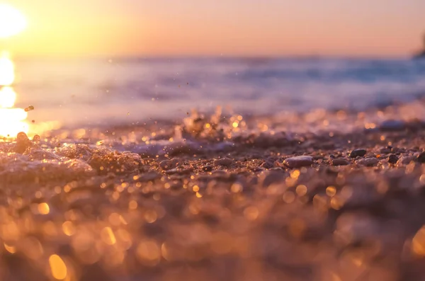 Verschwimmen tropischen Sonnenuntergang Strand mit Bokeh Sonne Licht Sand abstrakten Hintergrund. — Stockfoto