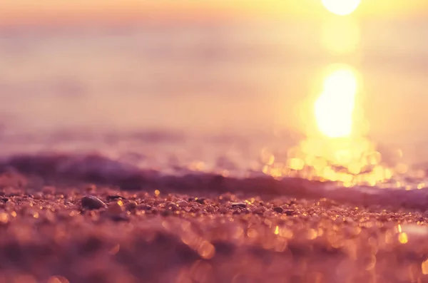 Verschwimmen tropischen Sonnenuntergang Strand mit Bokeh Sonne Licht Welle abstrakten Hintergrund. — Stockfoto