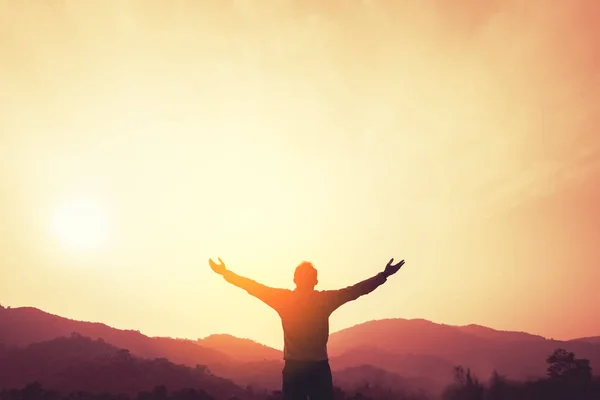 Copiar el espacio del hombre levantarse mano en la cima de la montaña y la puesta del sol cielo fondo abstracto . — Foto de Stock