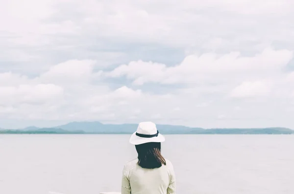 Viagem aventura e liberdade conceito. Copiar espaço feminino olhando vista de fundo da praia . — Fotografia de Stock