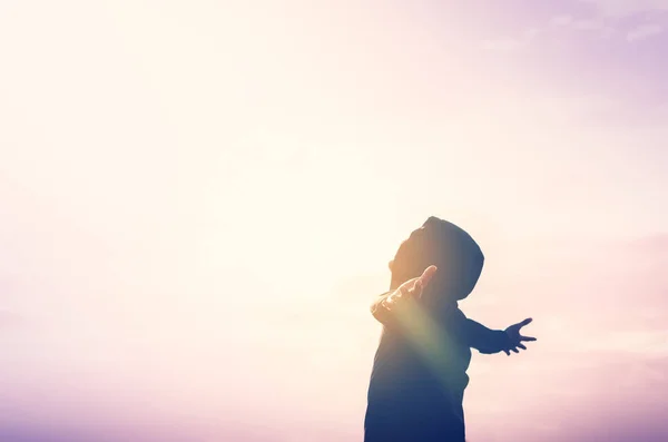 Copiar el espacio del hombre feliz levantar las manos en el cielo puesta del sol con la luz del sol fondo abstracto . — Foto de Stock