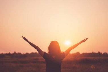 Özgürlük hissediyorum iyi ve yaz tatil macera kavramı. Kadının kopya alanı yükseltmek elinizi kaldırın, pirinç alan ve sabah gökyüzü arka plan ayakta.