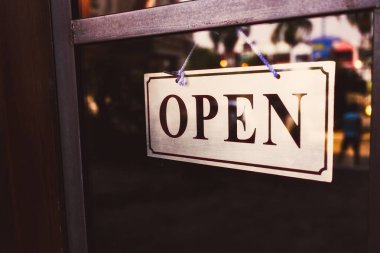Arka plan açık işareti renkli bokeh ışık kafe önünde asılı soyut.