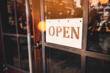 Arka plan açık işareti renkli bokeh ışık kafe önünde asılı soyut.