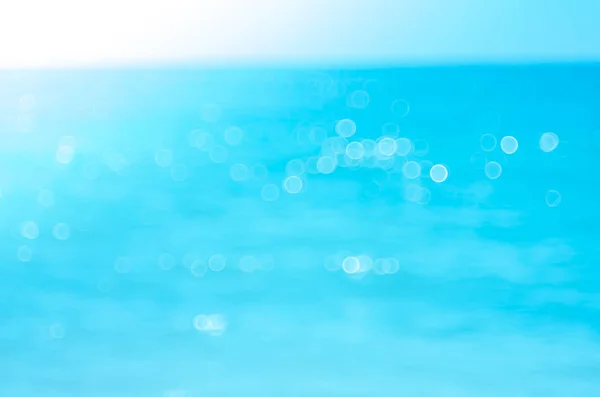 Blur playa tropical con el sol bokeh luz onda fondo abstracto . — Foto de Stock
