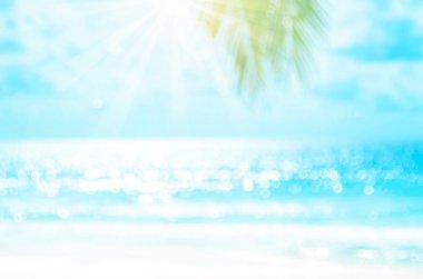 Güzel doğa yeşil palmiye yaprağı bokeh güneş ışık dalga arka plan ile tropik sahilde bulanıklık.