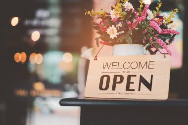 Çiçek ve bokeh ışık soyut arka plan ile Cafe Shop açık işareti ön. 