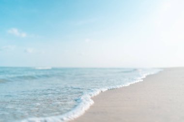 Mavi gökyüzü soyut arka plan üzerinde tropikal plaj.