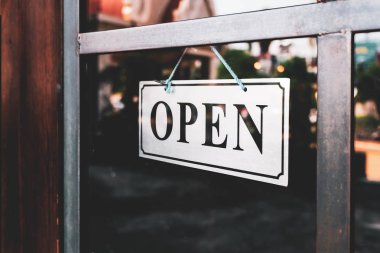 Arka plan açık işareti renkli bokeh ışık kafe önünde asılı soyut.