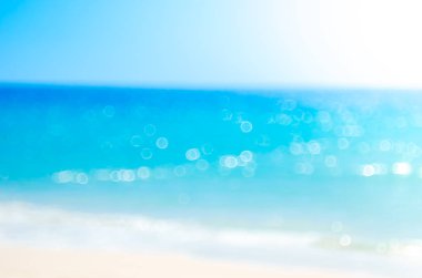 Tropikal plaj ile bokeh güneş ışık dalga arka plan bulanıklık.