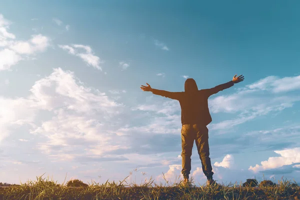 Man raise hand up staande op de weg grond met de natuurgroen gras en blauwe hemel witte wolk abstracte achtergrond. — Stockfoto