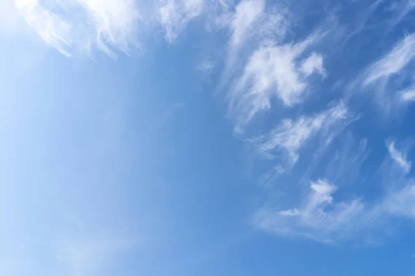 Céu azul e nuvens brancas fundo abstrato . — Fotografia de Stock