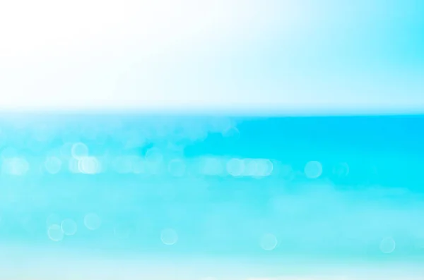 Flou plage tropicale avec bokeh soleil vague lumière fond abstrait . — Photo