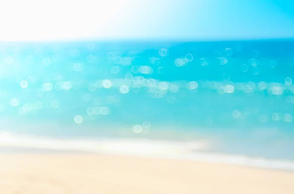 Flou plage tropicale avec bokeh soleil vague lumière fond abstrait . — Photo