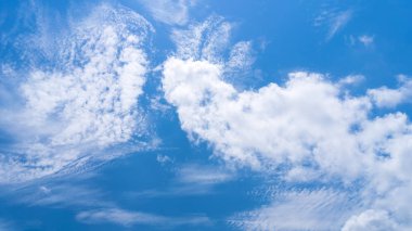 Mavi gökyüzü ve bulutlar beyaz arka plan.