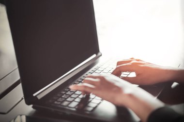 Kadın el ahşap masa kafede klavye laptop kullanma.