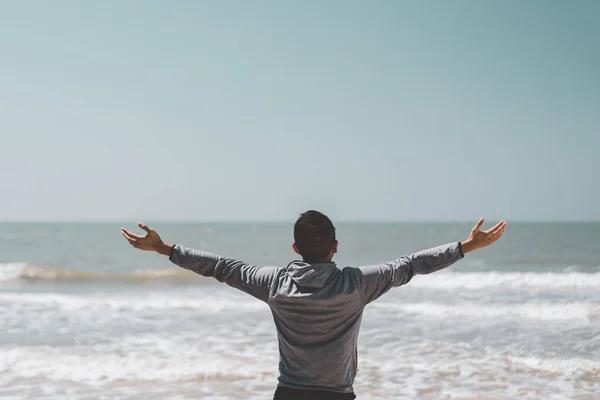 Kopie Raum des Menschen steigen Hand nach oben auf Sonnenuntergang Himmel am Strand und Insel Hintergrund. — Stockfoto