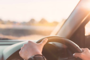 Kadın el araba gün batımı kadar kapatın.