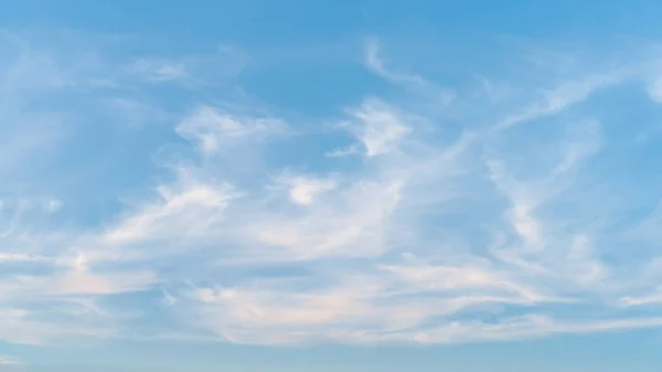 Cielo atardecer y nubes blancas fondo abstracto . — Foto de Stock